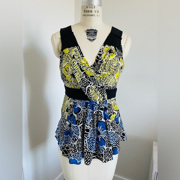 BCBG Maxazria Printed Silk V- Neck Blouse size XS - Picture 1 of 9